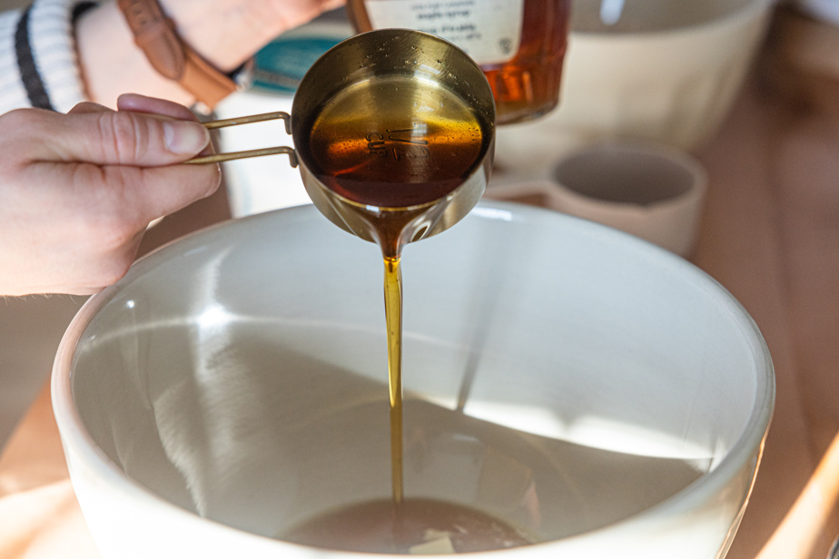 In another bowl, mix the wet foods, here the maple syrup. 
