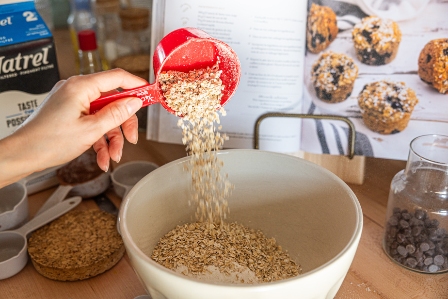 For the muffin recipe, in a bowl mix the dry ingredients, flour, oat flakes, wheat bran and chia seeds.