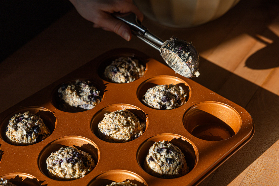 We distribute the dough in the muffin mold using an ice cream scoop and, if we want, we decorate with grated coconut.